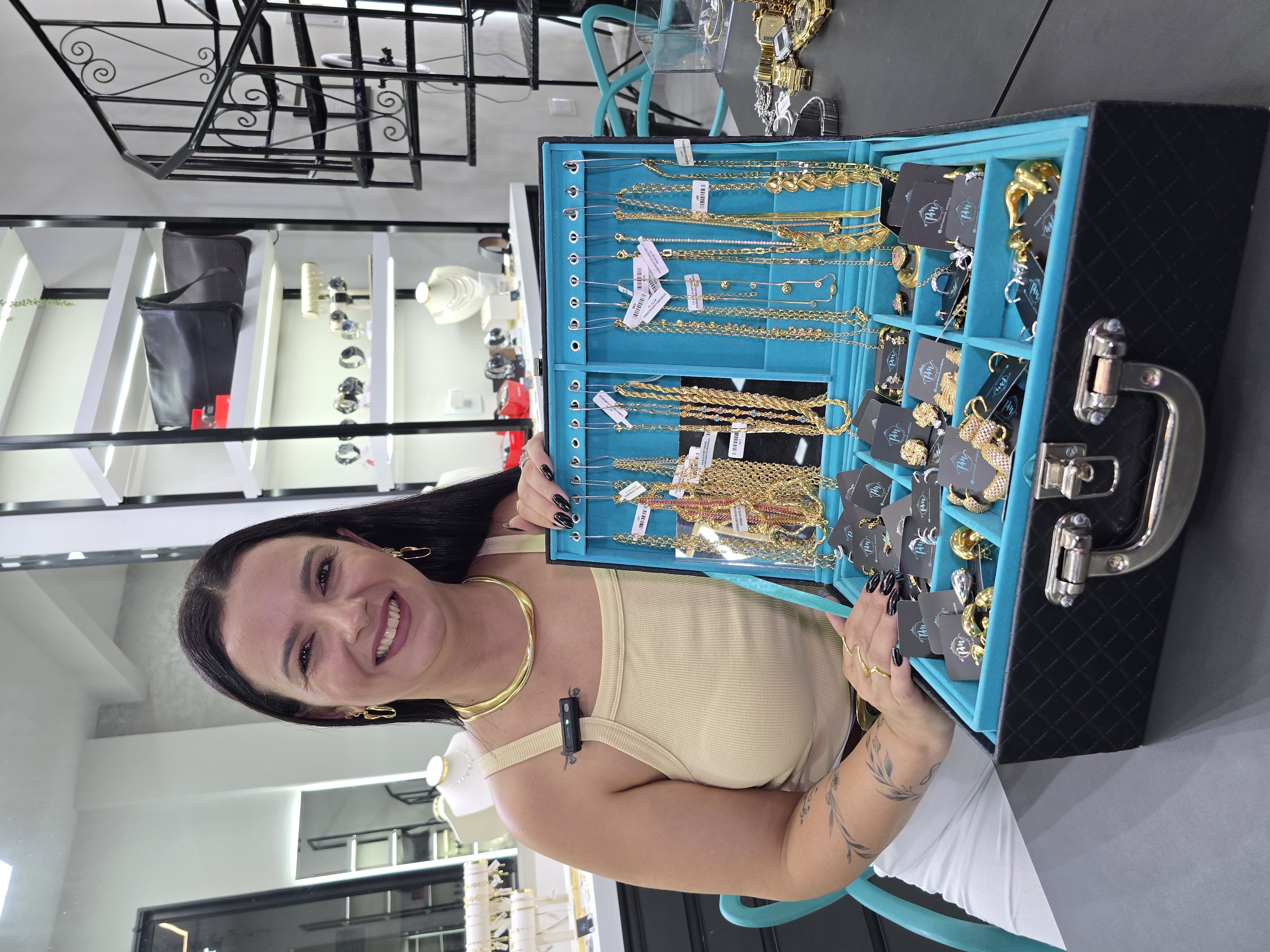 Mulher usando semijoias Paiva Morais